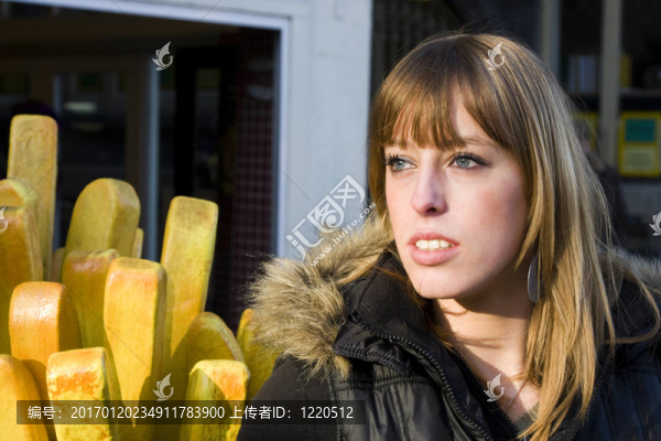 年輕的金發(fā)碧眼的成年女子看