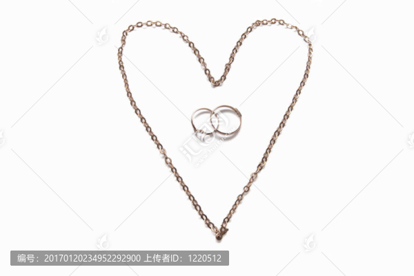 黃金鏈和婚禮戒指。