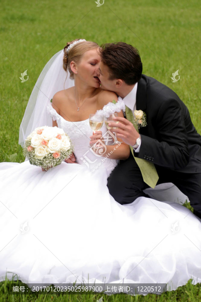 新婚夫婦接吻