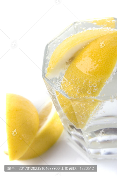 蘇打水和檸檬片