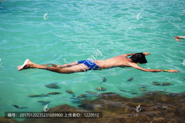 水晶海中游泳