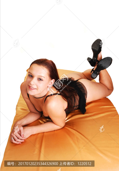 內(nèi)衣中的年輕女人。