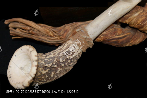 老鹿角煙斗和煙草的扭曲