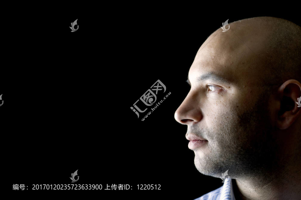 黑上的男人
