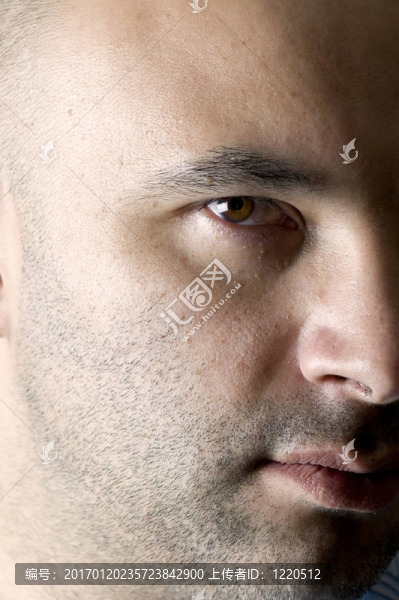 男人在黑色的特寫