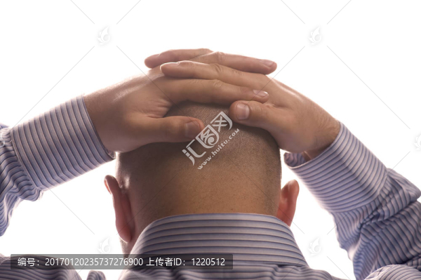 男人頭上的白色