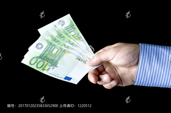 在黑色背景上的鈔票