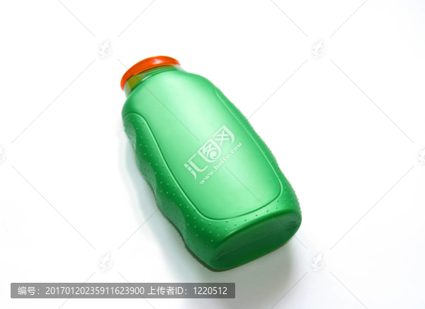 從沐浴露下的綠色瓶子。