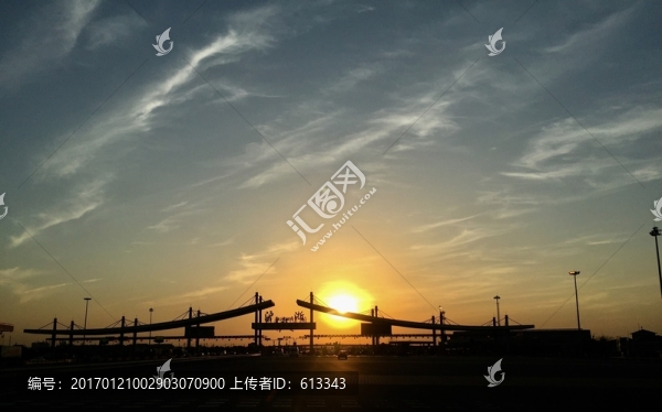 高速收費(fèi)站夕照倩影