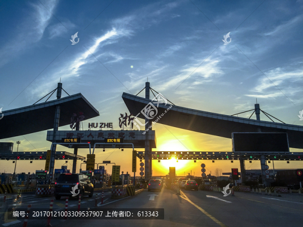 夕陽下的高速收費口
