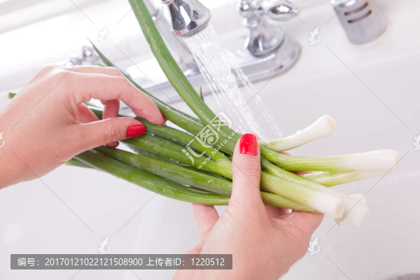洗綠洋蔥的女人