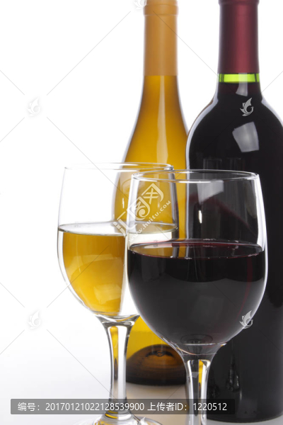 兩個(gè)帶眼鏡的酒瓶