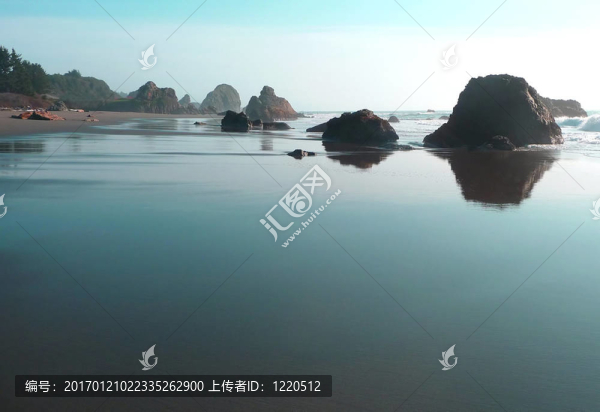 綠色水中的倒影