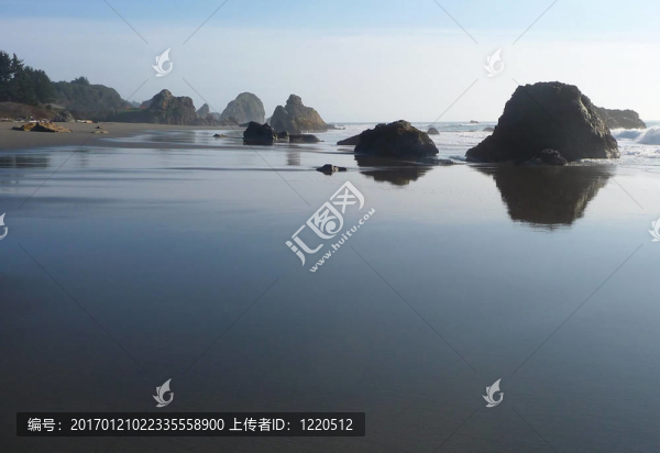 海灘上的水和天空的倒影