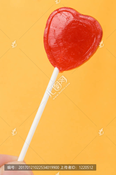 紅色的心形棒棒糖