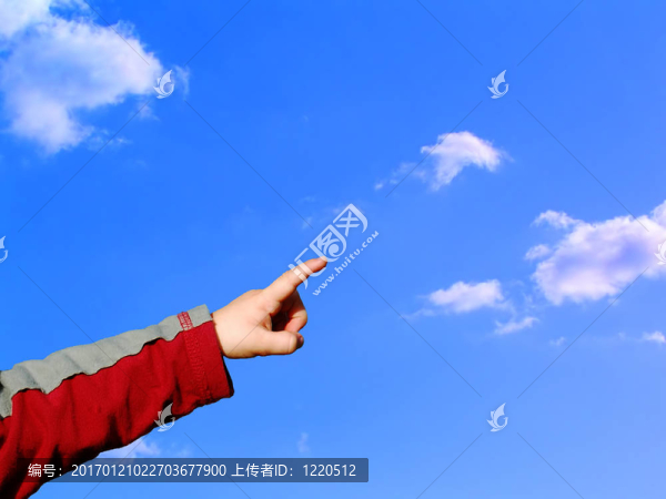 男孩指著天空
