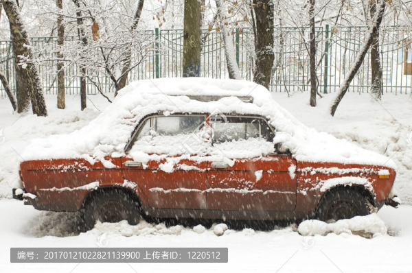 降雪中的紅色汽車