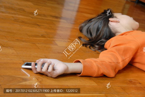 十幾歲的女孩躺在地板上