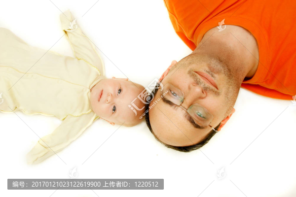父親和嬰兒的白色