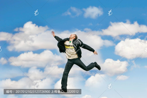 跳躍的人在天空背景