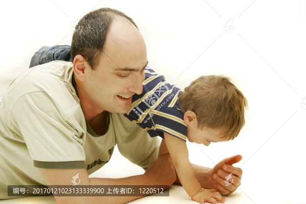 父親和兒子玩白色