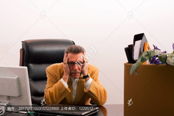 手放在臉上