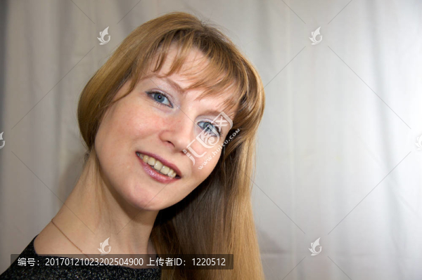 年輕的微笑的女士