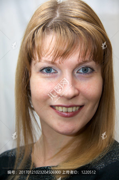 年輕的微笑的女士