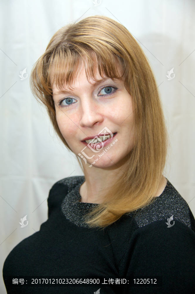 年輕的微笑的女士