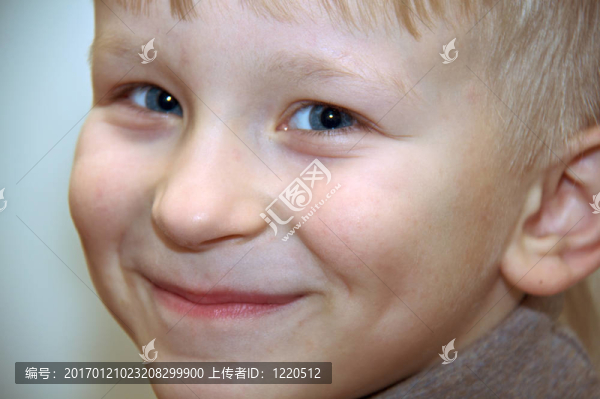 小男孩的微笑