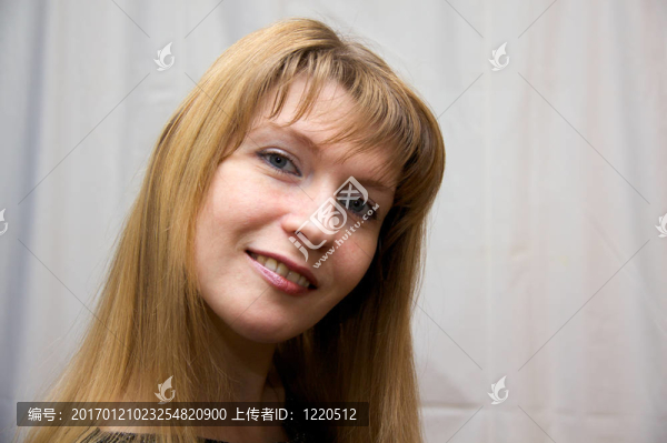 年輕的微笑的女士
