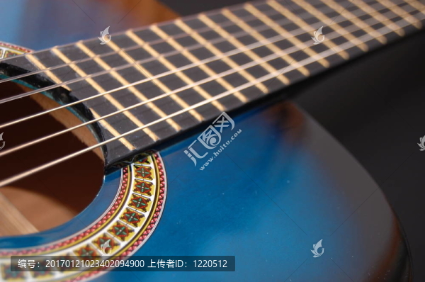 播放派對音樂的藍色音樂吉他