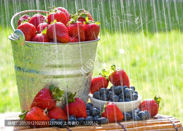 雨中的新鮮草莓