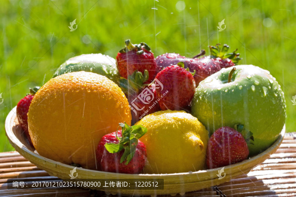 雨后新鮮的一碗混合水果