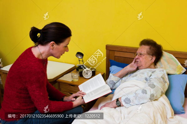 看望生病的老婦人