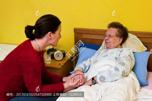 看望生病的老婦人