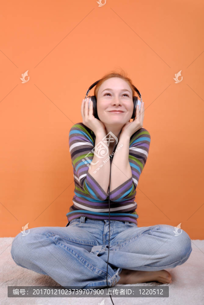 戴耳機的女人