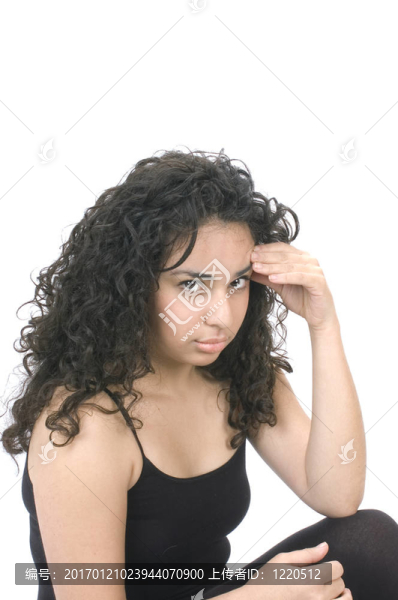 年輕的女人在頭痛的日常鍛煉