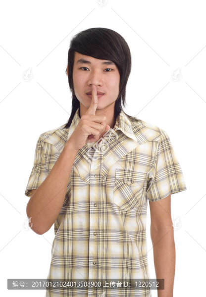 亞洲男子用手指在他的嘴唇