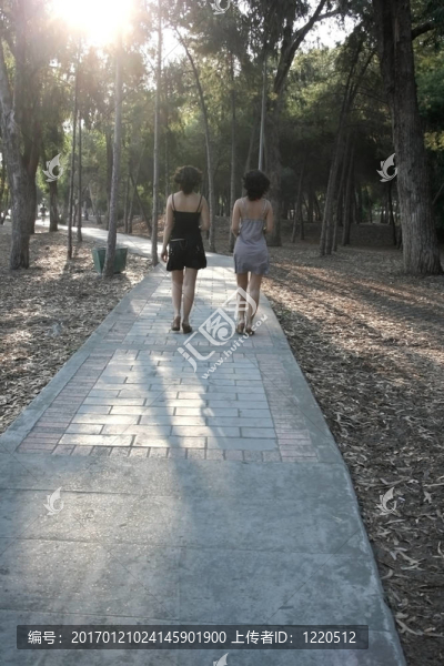 兩個(gè)漂亮的女孩-匯圖網(wǎng) www.fosd68.com 兩個(gè)漂亮的女孩