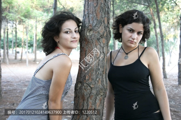 兩個(gè)漂亮的黑發(fā)女孩