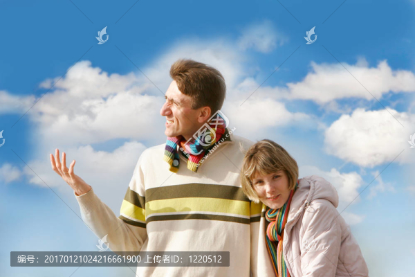 天空背景的年輕夫婦