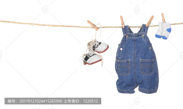可愛的小男孩的衣服掛在繩子上