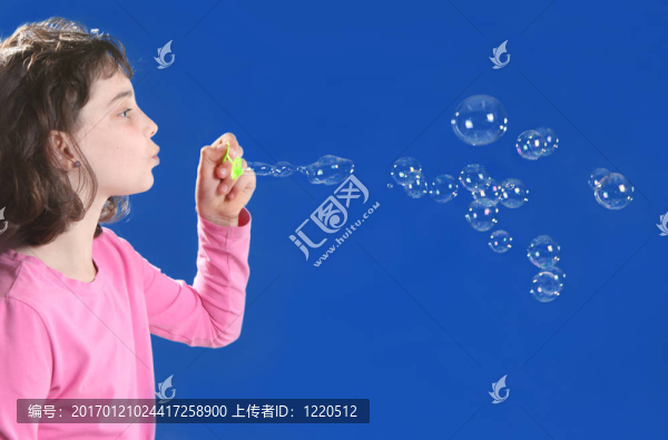 玩肥皂泡泡的女孩