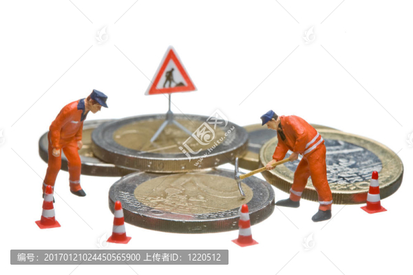在一堆歐元硬幣上工作的微型人物。