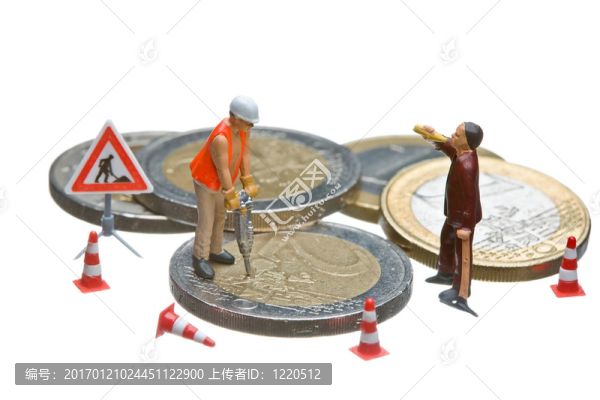 在一堆歐元硬幣上工作的微型人物。