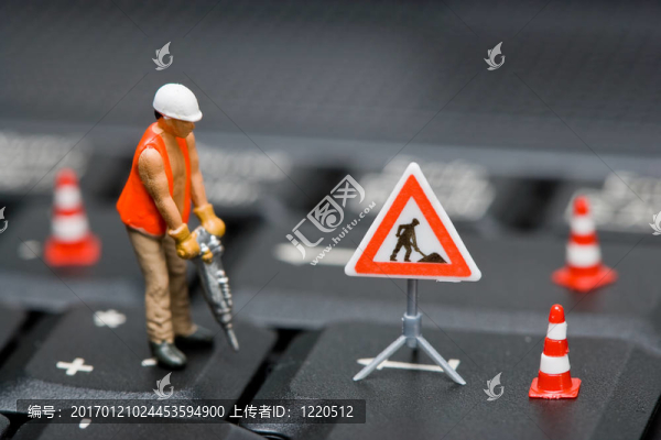 在電腦鍵盤上工作的微型數(shù)字。