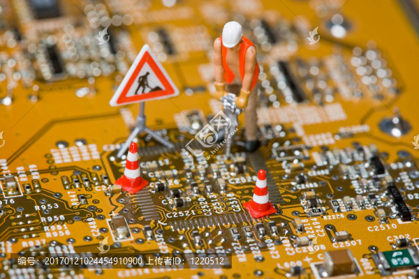 在電路板上工作的微型圖形。