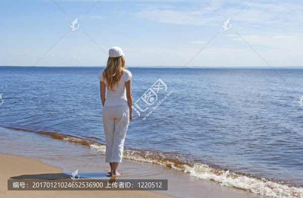 年輕的女人看著水