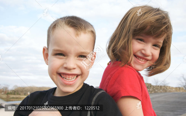 兩個(gè)孩子微笑的相機(jī)